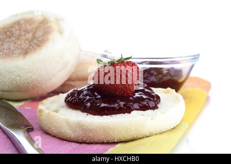 Toastie avec confiture de fraises, Toastie mit Erdbeermarmelade Banque D'Images