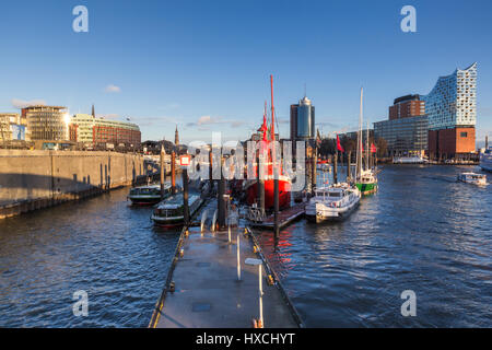 Hambourg, Allemagne - 15 janvier 2017 - quartier Hafencity est situé sur un ancien site du port de Hambourg. Combinant ambiance maritime et architectural scen Banque D'Images