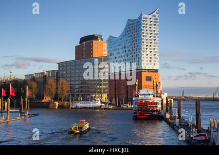 Hambourg, Allemagne - 15 janvier 2017 - quartier Hafencity est situé sur un ancien site du port de Hambourg. Combinant ambiance maritime et architectural scen Banque D'Images