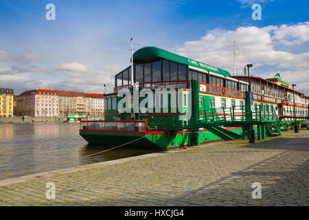 Prague, République tchèque - Mars 20,2017 : Botel Admiral sur la rivière Vltava à Prague.Dans la région de Admiral Botel est un hébergement romantique et confortable dans un cen Banque D'Images