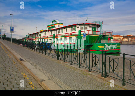 Prague, République tchèque - Mars 20,2017 : Botel Admiral sur la rivière Vltava à Prague.Dans la région de Admiral Botel est un hébergement romantique et confortable dans un cen Banque D'Images