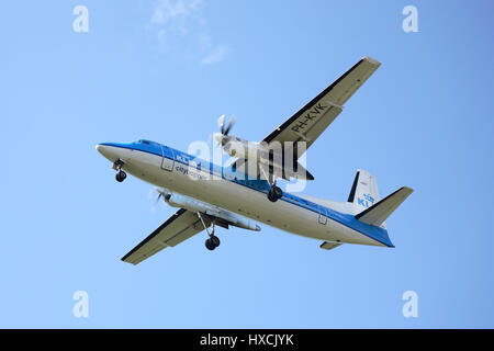 Vis-air avion KLM dans le pays vol, Propellerflugzeug Landeanflug KLM der im Banque D'Images