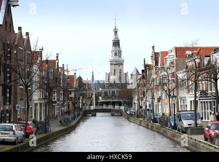 De Waag (maison) à Waagplein square à Alkmaar, Pays-Bas. Vu de Luttik Oudorp canal. Banque D'Images