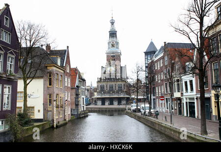 De Waag (maison) à Waagplein place du marché à Alkmaar, Pays-Bas. Vu de Luttik Oudorp canal. Banque D'Images