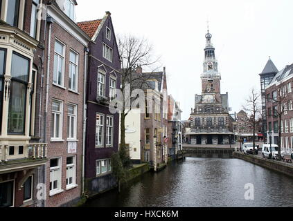 De Waag (maison) à Waagplein square à Alkmaar, Pays-Bas. Vu de Luttik Oudorp canal. Banque D'Images