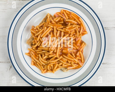 Télévision couleur Image de laïcs en sauce tomate Spaghetti étamé sur Toast repas prêt à manger Banque D'Images