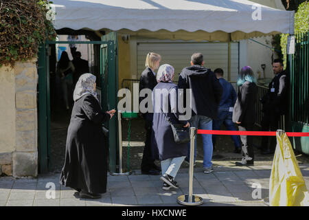 Mainz, Allemagne. Mar 27, 2017. Les électeurs turcs entrer dans le consulat de Turquie à Mayence pour voter. Les 13 bureaux de vote pour les 1,4 millions d'électeurs turcs vivant en Allemagne ont été ouverts. Ici, les électeurs peuvent voter pour le référendum constitutionnel turc pour une période de 2 semaines, avant la urnes scellées seront transportés vers la Turquie, où ils seront ouverts et compté à l'époque du référendum (16 avril 2017). Crédit : Michael Debets/Pacific Press/Alamy Live News Banque D'Images