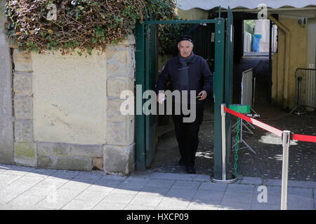 Mainz, Allemagne. Mar 27, 2017. Un électeur turc quitte le consulat de Turquie à Mayence après avoir jeté son vote. Les 13 bureaux de vote pour les 1,4 millions d'électeurs turcs vivant en Allemagne ont été ouverts. Ici, les électeurs peuvent voter pour le référendum constitutionnel turc pour une période de 2 semaines, avant la urnes scellées seront transportés vers la Turquie, où ils seront ouverts et compté à l'époque du référendum (16 avril 2017). Crédit : Michael Debets/Pacific Press/Alamy Live News Banque D'Images