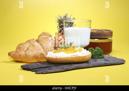 Le petit-déjeuner avec du fromage à la crème, le miel et le lait, mit Fruehstueck Frischkaese, Honig und Milch Banque D'Images