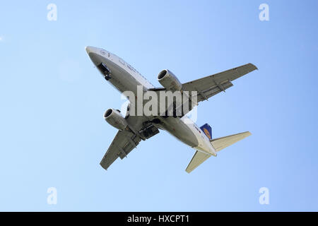 De l'air de Lufthansa en vol la terre, der im Landeanflug Passagierflugzeug Lufthansa Banque D'Images