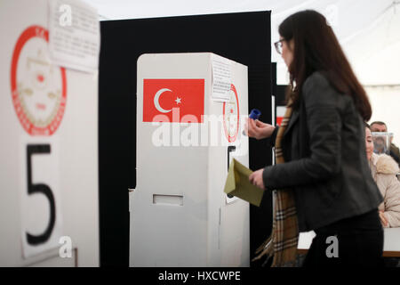 Hambourg, Allemagne. Mar 27, 2017. Une femme jette son vote à Hambourg, Allemagne, 27 mars 2017. Quelque 32 000 citoyens turcs à Hambourg et Schleswig-Holstein ont le droit de voter au référendum sur la réforme constitutionnelle. Dans l'ensemble de l'Allemagne, le nombre est à peu près à 1, 4 millions de personnes. Photo : Christian Charisius/dpa/Alamy Live News Banque D'Images