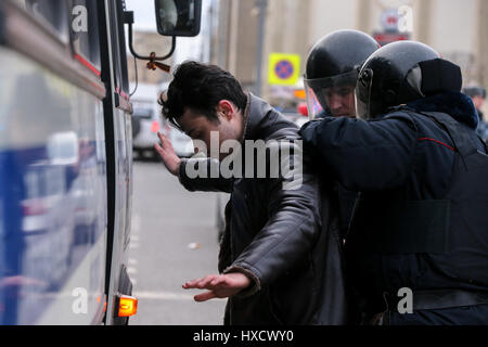 Moscou, Russie. 26 mars 2017. La détention de la police d'un participant à l'opposition russe Alexei Navalny activiste anti-corruption du rassemblement à la place Pouchkine. L'événement n'a pas été autorisée par le Gouvernement de Moscou. Banque D'Images