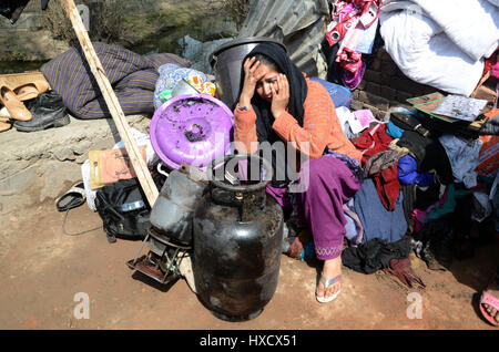 Srinagar, Cachemire sous administration indienne. 27 mars 2017.Un cachemiriennes pleure après le feu, le feu et les habitants d'offres étaient à l'œuvre pour éteindre les flammes qui ont éclaté à partir de l'une des maisons en face du sanctuaire de Faqeer Mohammad Abdullah Sheikh à Bagh Chinar localité sur les rives d'un cours d'eau près de Dalgate domaine de Srinagar Crédit : Sofi Suhail/Alamy Live News Banque D'Images