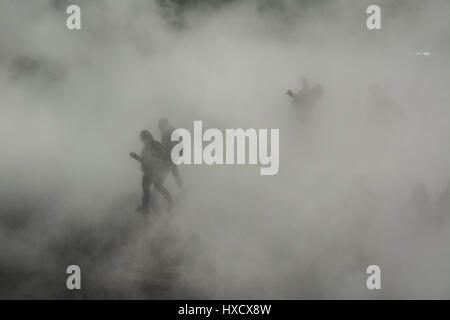 London UK 27 mars 2017. Les gens à pied à travers le brouillard dense, tourbillonnant sur Bankside à Londres. Credit : Patricia Phillips/ Alamy live news Banque D'Images