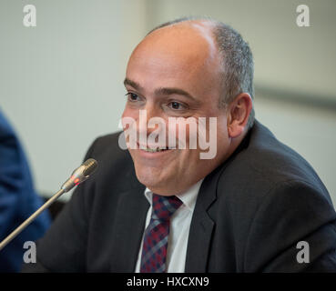 Hambourg, Allemagne. Mar 27, 2017. Le président de la Hapag-Lloyd AG, Rolf Habben Jansen, sourit lors d'une conférence de presse du rapport financier à Hambourg, Allemagne, 27 mars 2017. L'exercice 2016 a été conclu avec une perte de 93 millions d'euros pour l'expédition géant. Photo : Sina Schuldt/dpa/Alamy Live News Banque D'Images