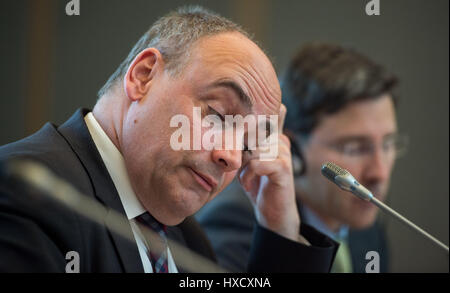 Hambourg, Allemagne. Mar 27, 2017. Le président de la Hapag-Lloyd AG, Rolf Habben Jansen, sourit lors d'une conférence de presse du rapport financier à Hambourg, Allemagne, 27 mars 2017. L'exercice 2016 a été conclu avec une perte de 93 millions d'euros pour l'expédition géant. Photo : Sina Schuldt/dpa/Alamy Live News Banque D'Images