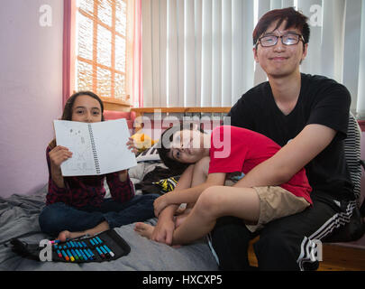 Sydney, Australie. Mar 15, 2017. Université de Sydney à la maîtrise en études Jony Sun (R) joue avec son hôtesse Miri Furlong's children à Sydney, Australie, le 15 mars 2017. Les accords de commerce internationaux, les accords bilatéraux et les partenariats d'affaires stratégiques sont souvent considérés comme les aspects les plus importants des relations internationales. Mais la fondation la plus riche pour la communication entre la Chine et l'Australie se trouve avec les 90 000 étudiants chinois qui étudient en Australie et qui vivent parmi les familles Aussie. Credit : Zhu Jingyun Business/Xinhua/Alamy Live News Banque D'Images