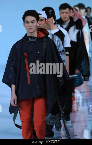 Beijing, Chine. Mar 27, 2017. Présenter des modèles de créations à la Semaine de la mode de Chine à Beijing, capitale de Chine, le 27 mars 2017. Crédit : Li Mingfang/Xinhua/Alamy Live News Banque D'Images