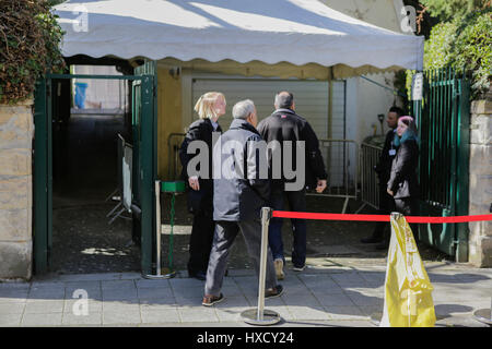 Mainz, Allemagne. 27 mars 2017. Les électeurs turcs entrer dans le consulat de Turquie à Mayence pour voter. Les 13 bureaux de vote pour les 1,4 millions d'électeurs turcs vivant en Allemagne ont été ouverts. Ici, les électeurs peuvent voter pour le référendum constitutionnel turc pour une période de 2 semaines, avant la urnes scellées seront transportés vers la Turquie, où ils seront ouverts et compté à l'époque du référendum (16 avril 2017). Crédit : Michael Debets/Alamy Live News Banque D'Images