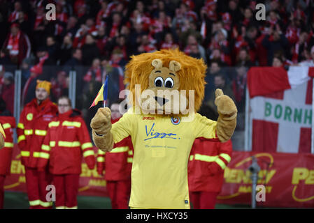 Cluj Napoca, Roumanie. Mar 26, 2017. La mascotte officielle de l'Équipe nationale de football de la Roumanie faisant des blagues à un match de qualification Coupe du Monde de la Roumanie contre le Danemark Crédit : Pal Szilagyi Palko/Alamy Live News Banque D'Images