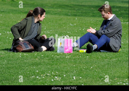 Londres, Royaume-Uni. Mar 27, 2017. Météo France : un couple bénéficie d''un pique-nique. Les touristes et les employés de bureau profitez des beaux jours et du soleil dans le parc de St James. Crédit : Stephen Chung/Alamy Live News Banque D'Images