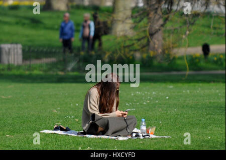 Londres, Royaume-Uni. Mar 27, 2017. Météo France : une fille jouit d'un pique-nique. Les touristes et les employés de bureau profitez des beaux jours et du soleil dans le parc de St James. Crédit : Stephen Chung/Alamy Live News Banque D'Images