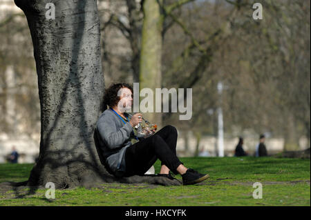 Londres, Royaume-Uni. Mar 27, 2017. Météo France : un homme jouit d'un pique-nique. Les touristes et les employés de bureau profitez des beaux jours et du soleil dans le parc de St James. Crédit : Stephen Chung/Alamy Live News Banque D'Images