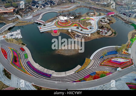 Tangshan, Province de Hebei en Chine. Mar 27, 2017. Virevents colorés décorent la South Lake scenic spot à un festival de cerf-volant et moulinet à Tangshan, Province de Hebei en Chine du nord, le 27 mars 2017. Credit : Mu Yu/Xinhua/Alamy Live News Banque D'Images