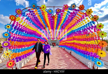 Tangshan, Province de Hebei en Chine. Mar 27, 2017. Les touristes à pied sur une route décoré de rosettes colorées à un festival de cerf-volant et moulinet à Tangshan, Province de Hebei en Chine du nord, le 27 mars 2017. Credit : Mu Yu/Xinhua/Alamy Live News Banque D'Images