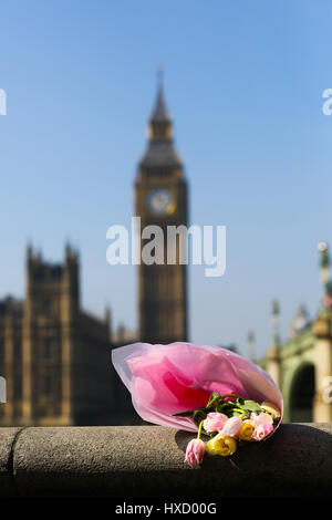 Westminster London, UK. Mar 27, 2017. Tributs floraux à gauche sur le pont de Westminster à la mémoire des 22 victimes d'attaque terroriste de Londres Mars. Credit : Dinendra Haria/Alamy Live News Banque D'Images