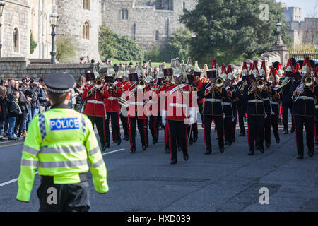 Windsor, Royaume-Uni. 27 mars, 2017. Les Coldstream Guards Guards irlandais et procéder à la cérémonie de la relève de la garde au château de Windsor portant des tenues d'été pour la première fois cette année. L'augmentation des mesures de sécurité sont en place autour de la cérémonie à la suite des récentes attaques terroristes en Europe, y compris à Westminster. Credit : Mark Kerrison/Alamy Live News Banque D'Images