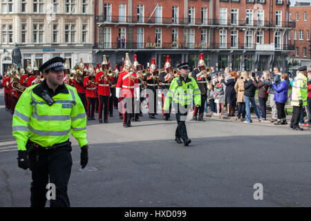 Windsor, Royaume-Uni. 27 mars, 2017. Les Coldstream Guards Guards irlandais et procéder à la cérémonie de la relève de la garde au château de Windsor portant des tenues d'été pour la première fois cette année. L'augmentation des mesures de sécurité sont en place autour de la cérémonie à la suite des récentes attaques terroristes en Europe, y compris à Westminster. Credit : Mark Kerrison/Alamy Live News Banque D'Images