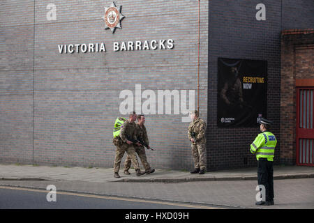 Windsor, Royaume-Uni. 27 mars, 2017. Les Coldstream Guards Guards irlandais et procéder à la cérémonie de la relève de la garde au château de Windsor portant des tenues d'été pour la première fois cette année au milieu de renforcer les mesures de sécurité y compris les agents de police. Credit : Mark Kerrison/Alamy Live News Banque D'Images