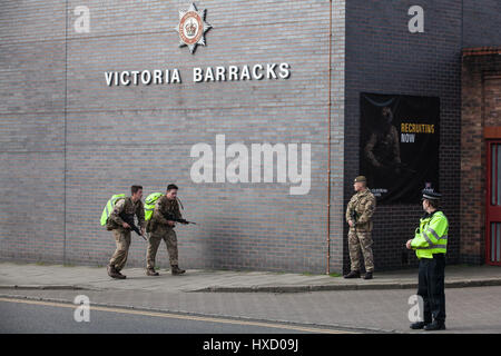 Windsor, Royaume-Uni. 27 mars, 2017. Soldats dans les casernes Victoria avant la cérémonie de la relève de la Garde par le Coldstream Guards et Irish Guards Band. L'augmentation des mesures de sécurité sont en place autour de la cérémonie à la suite des récentes attaques terroristes en Europe, y compris à Westminster la semaine dernière. Credit : Mark Kerrison/Alamy Live News Banque D'Images