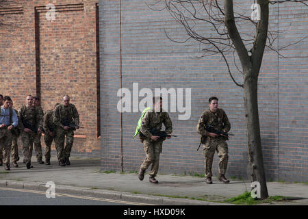 Windsor, Royaume-Uni. 27 mars, 2017. Soldats dans les casernes Victoria avant la cérémonie de la relève de la Garde par le Coldstream Guards et Irish Guards Band. L'augmentation des mesures de sécurité sont en place autour de la cérémonie à la suite des récentes attaques terroristes en Europe, y compris à Westminster la semaine dernière. Credit : Mark Kerrison/Alamy Live News Banque D'Images