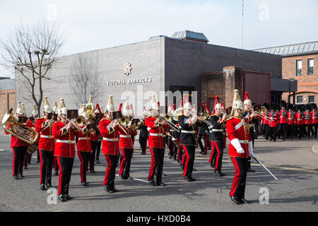 Windsor, Royaume-Uni. 27 mars, 2017. Les Coldstream Guards Guards irlandais et procéder à la cérémonie de la relève de la garde au château de Windsor portant des tenues d'été pour la première fois cette année. L'augmentation des mesures de sécurité sont en place autour de la cérémonie à la suite des récentes attaques terroristes en Europe, y compris à Westminster. Credit : Mark Kerrison/Alamy Live News Banque D'Images