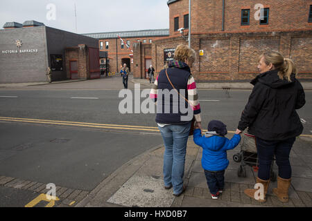 Windsor, Royaume-Uni. 27 mars, 2017. Une famille attend pour regarder la cérémonie de Relève de la Garde par le Coldstream Guards Guards irlandais et à l'extérieur de Victoria Barracks. L'augmentation des mesures de sécurité sont en place autour de la cérémonie à la suite des récentes attaques terroristes en Europe, y compris à Westminster la semaine dernière. Credit : Mark Kerrison/Alamy Live News Banque D'Images