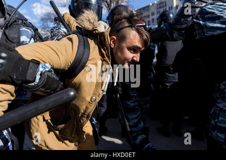 Moscou, Russie. Mar 26, 2017. Les arrestations policières un homme au cours d'une manifestation anti-corruption dans la région de Moscou, Russie, le 26 mars 2017. Les organismes d'application de la loi russe a agi correctement au cours du dimanche "Protestation des non autorisé, au cours de laquelle des centaines de participants ont été arrêtés, le Kremlin a déclaré lundi. Les données officielles ont montré qu'environ 8 000 personnes sont descendues dans la rue au centre-ville de Moscou le dimanche d'une protestation contre la corruption. La police a arrêté environ 500 personnes lors de la manifestation. Credit : Evgeny Sinitsyn/Xinhua/Alamy Live News Banque D'Images