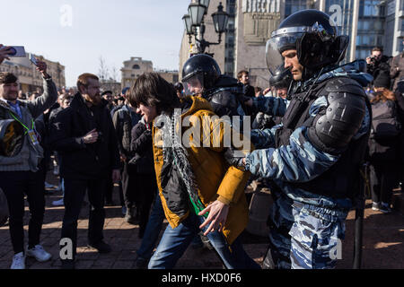 Moscou, Russie. Mar 26, 2017. Les arrestations policières un homme au cours d'une manifestation anti-corruption dans la région de Moscou, Russie, le 26 mars 2017. Les organismes d'application de la loi russe a agi correctement au cours du dimanche "Protestation des non autorisé, au cours de laquelle des centaines de participants ont été arrêtés, le Kremlin a déclaré lundi. Les données officielles ont montré qu'environ 8 000 personnes sont descendues dans la rue au centre-ville de Moscou le dimanche d'une protestation contre la corruption. La police a arrêté environ 500 personnes lors de la manifestation. Credit : Evgeny Sinitsyn/Xinhua/Alamy Live News Banque D'Images