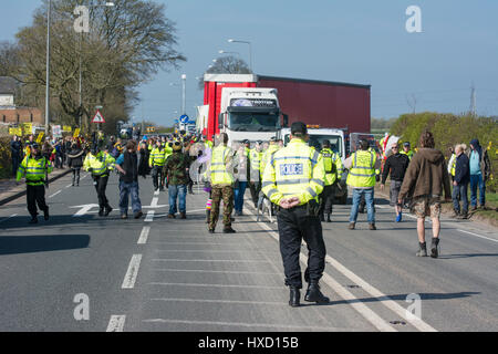 Blackpool, Royaume-Uni. Mar 27, 2017. Happy Mondays star Bez (Mark Berry) a soutenu les manifestants anti-fracturation à l'exploratoire Cuadrilla shalegas site fracturation où les manifestants bloquant la porte d'un marché lent 'Globetrotter' camion comme il a quitté le site. Ils marchaient lentement en ce qui concerne l'Hôtel Lutetia Hall Farm, et dont le pays Le site est en cours de construction sur l'avant, la police a réussi à les déplacer en dehors de la route. Crédit : Dave Ellison/Alamy Live News Banque D'Images