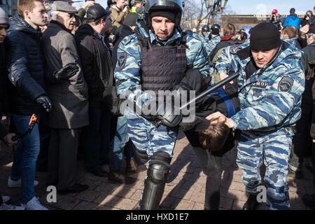 Moscou, Russie. Mar 26, 2017. Les arrestations policières un homme au cours d'une manifestation anti-corruption dans la région de Moscou, Russie, le 26 mars 2017. Les organismes d'application de la loi russe a agi correctement au cours du dimanche "Protestation des non autorisé, au cours de laquelle des centaines de participants ont été arrêtés, le Kremlin a déclaré lundi. Les données officielles ont montré qu'environ 8 000 personnes sont descendues dans la rue au centre-ville de Moscou le dimanche d'une protestation contre la corruption. La police a arrêté environ 500 personnes lors de la manifestation. Credit : Wu Zhuang/Xinhua/Alamy Live News Banque D'Images