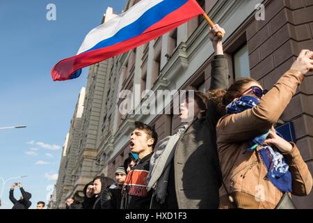 Moscou, Russie. Mar 26, 2017. Les manifestants crier des slogans anti-corruption au cours d'une manifestation à Moscou, Russie, le 26 mars 2017. Les organismes d'application de la loi russe a agi correctement au cours du dimanche "Protestation des non autorisé, au cours de laquelle des centaines de participants ont été arrêtés, le Kremlin a déclaré lundi. Les données officielles ont montré qu'environ 8 000 personnes sont descendues dans la rue au centre-ville de Moscou le dimanche d'une protestation contre la corruption. La police a arrêté environ 500 personnes lors de la manifestation. Credit : Wu Zhuang/Xinhua/Alamy Live News Banque D'Images