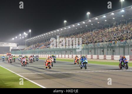 Le Circuit International de Losail, au Qatar. Mar 26, 2017. Les pilotes MotoGP attendre sur ther grille pour la lumière verte de démarrage pendant le Grand Prix du Qatar. Crédit : Tom Morgan/Alamy Live News Banque D'Images