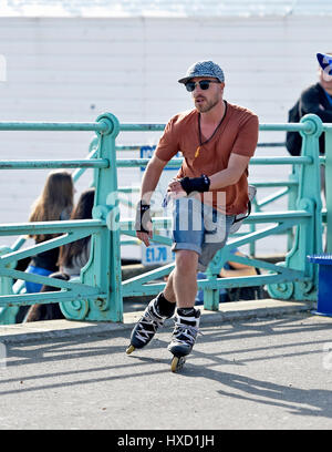 Brighton, UK. Mar 27, 2017. Bladers rouleau de profiter de la météo de source chaude sur le front de mer de Brighton à mesure qu'il continue tout au long de la Grande-Bretagne aujourd'hui Crédit : Simon Dack/Alamy Live News Banque D'Images