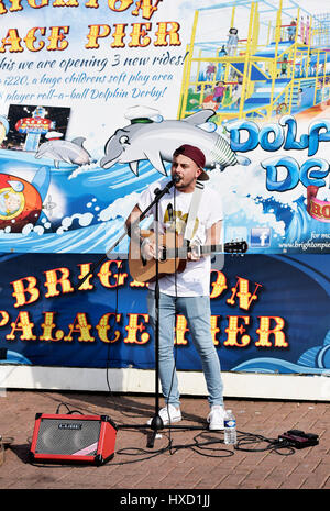 Brighton, UK. Mar 27, 2017. Un musicien divertit les foules par le Palace Pier Brighton avec le temps de printemps se poursuit tout au long de la Grande-Bretagne aujourd'hui Crédit : Simon Dack/Alamy Live News Banque D'Images