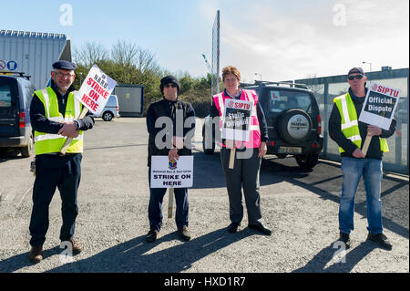 Skibbereen, Irlande. Mar 27, 2017. Les conducteurs d'autobus, qui sont membres de l'NBRU SIPTU et syndicats, ont formé une ligne de piquetage aujourd'hui au dépôt de bus de Skibbereen dans le cadre de la national officiel, tous grève illimitée. Bus Eireann veut imposer de nouveaux termes et conditions, de réduire les heures supplémentaires et l'indemnité de déplacement et de réduire les primes de fin de semaine. L'entreprise de Bus Eireann seront insolvables dans les semaines si des mesures de réduction des coûts ne sont pas mis en œuvre immédiatement. Credit : Andy Gibson/Alamy Live News Banque D'Images