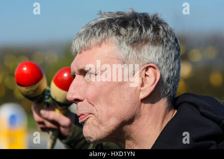 Blackpool, Royaume-Uni. Mar 27, 2017. Happy Mondays star Bez (Mark Berry) a rejoint les manifestants anti-fracking pour montrer son soutien. Bez a rejoint un groupe d'environ 100 manifestants qui joue de la batterie à l'entrée de la Cuadrilla controversée du gaz de schiste la fracturation hydraulique d'exploration site en cours de construction sur un terrain appartenant à Plumpton Hall Farm sur Preston New Road. Crédit : Dave Ellison/Alamy Live News Banque D'Images