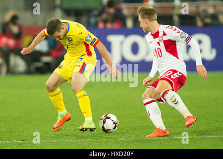 26 mars 2017 : Christian Eriksen (10) Danemark L et Alexandru Chipciu (7) Roumanie durant la campagne de qualification pour la Coupe du Monde 2018 match entre la Roumanie et le Danemark à Cluj Arena, Cluj Napoca, Roumanie ROU. Foto : Cronos/Manases Sandor Banque D'Images