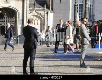 Le Président de l'ARGENTINE Mauricio Macri (C) Juliana Awada (2ndR) et néerlandais Le Roi Willem Alexander (L) et reine néerlandaise Maxima (R) lors de l'arrivée de Macri au Palais Royal d'Amsterdam, Pays-Bas. Banque D'Images