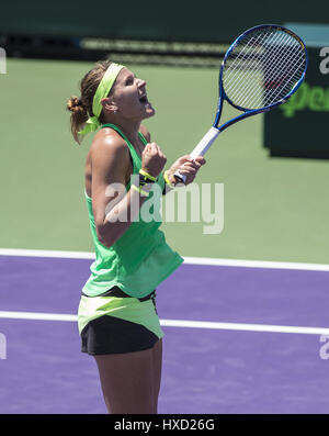 Miami, Floride, USA. Mar 27, 2017. Lucie Safarova (CZE) célébrer ici bat Dominika Cibulkova (SVK) 76(5) 61 2017 à l'Open de Miami à Key Biscayne, Floride. Crédit : Andrew Patron/ZUMA/Alamy Fil Live News Banque D'Images